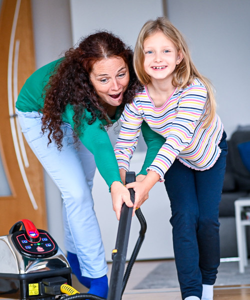 Mum and daughter have fun mopping the floor together with the Thermostar