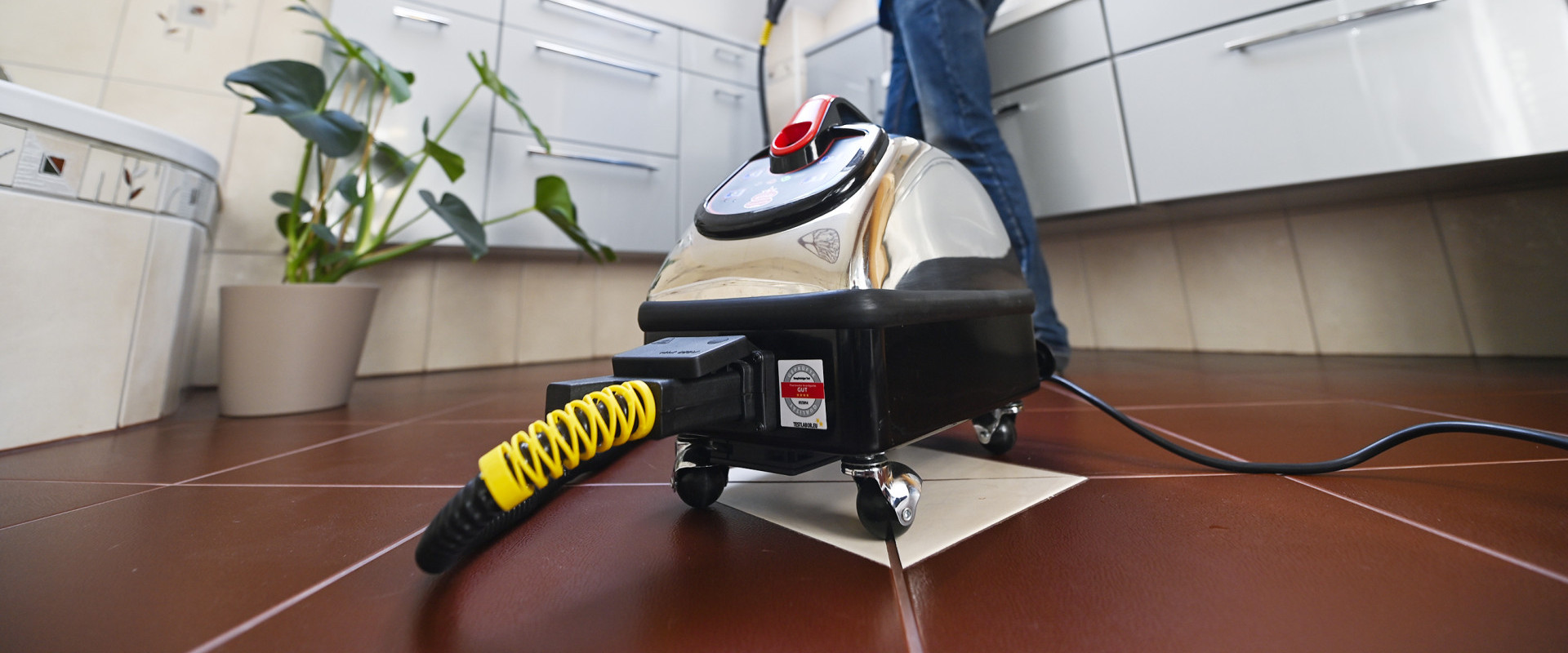 Older man cleans roof windows from the inside without a ladder very easily with the Thermostar extensions
